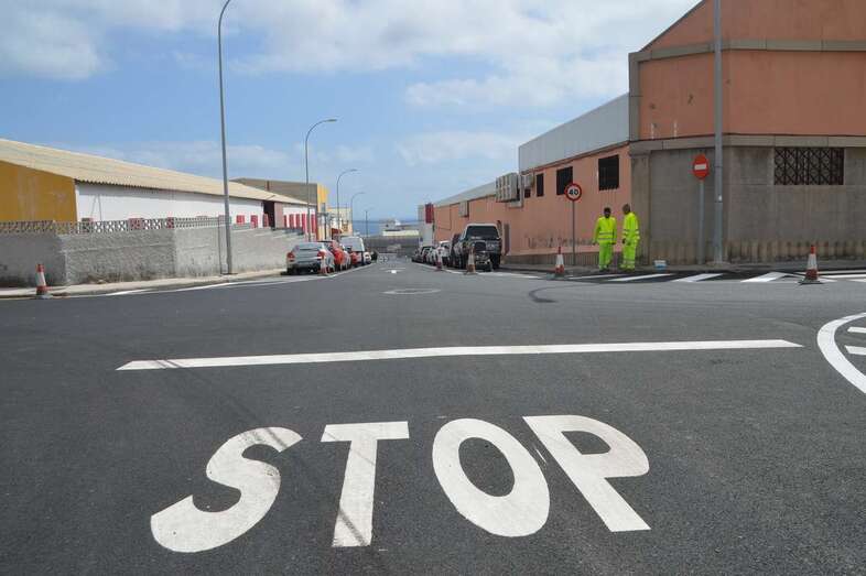 Calle recién asfaltada en el Parque Empresarial de El Goro (Foto TA)